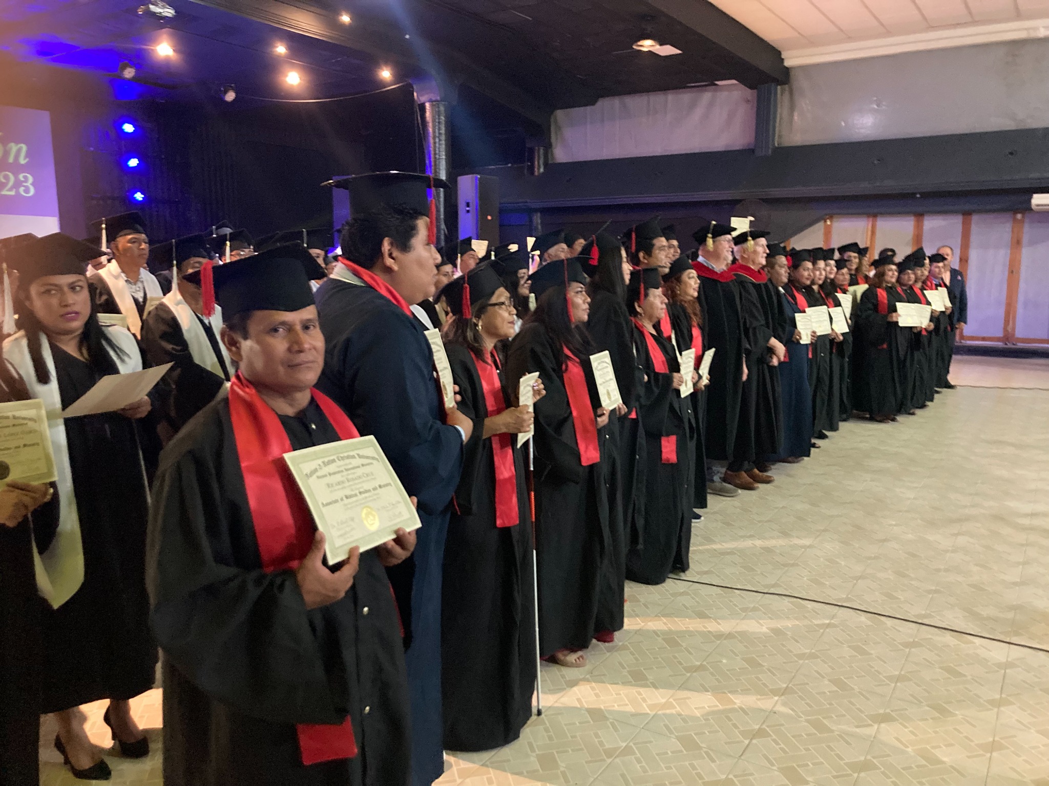 Graduados de las Escuelas de Ministerio durante una ceremonia