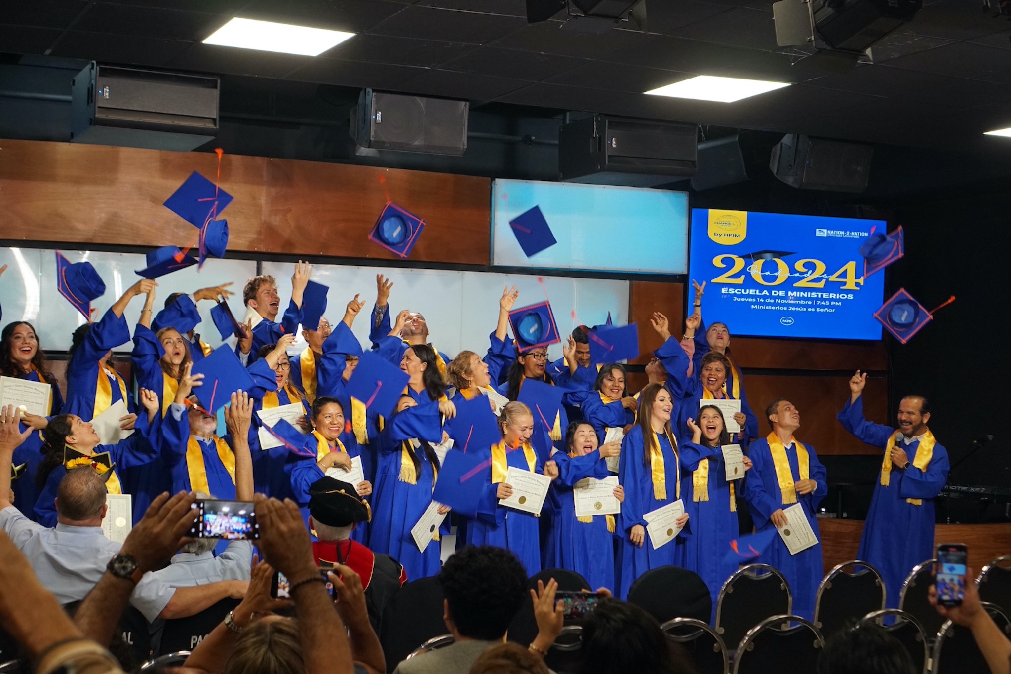 Graduación de las Escuelas de Ministerio con estudiantes celebrando